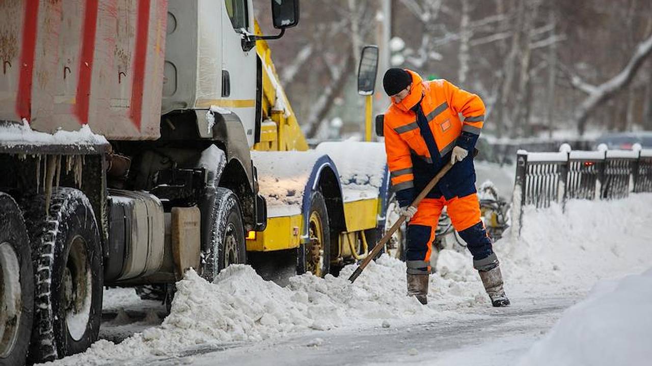 Уборщик снега в российском городе примерз к лопате: Люди: Из жизни: Lenta.ru