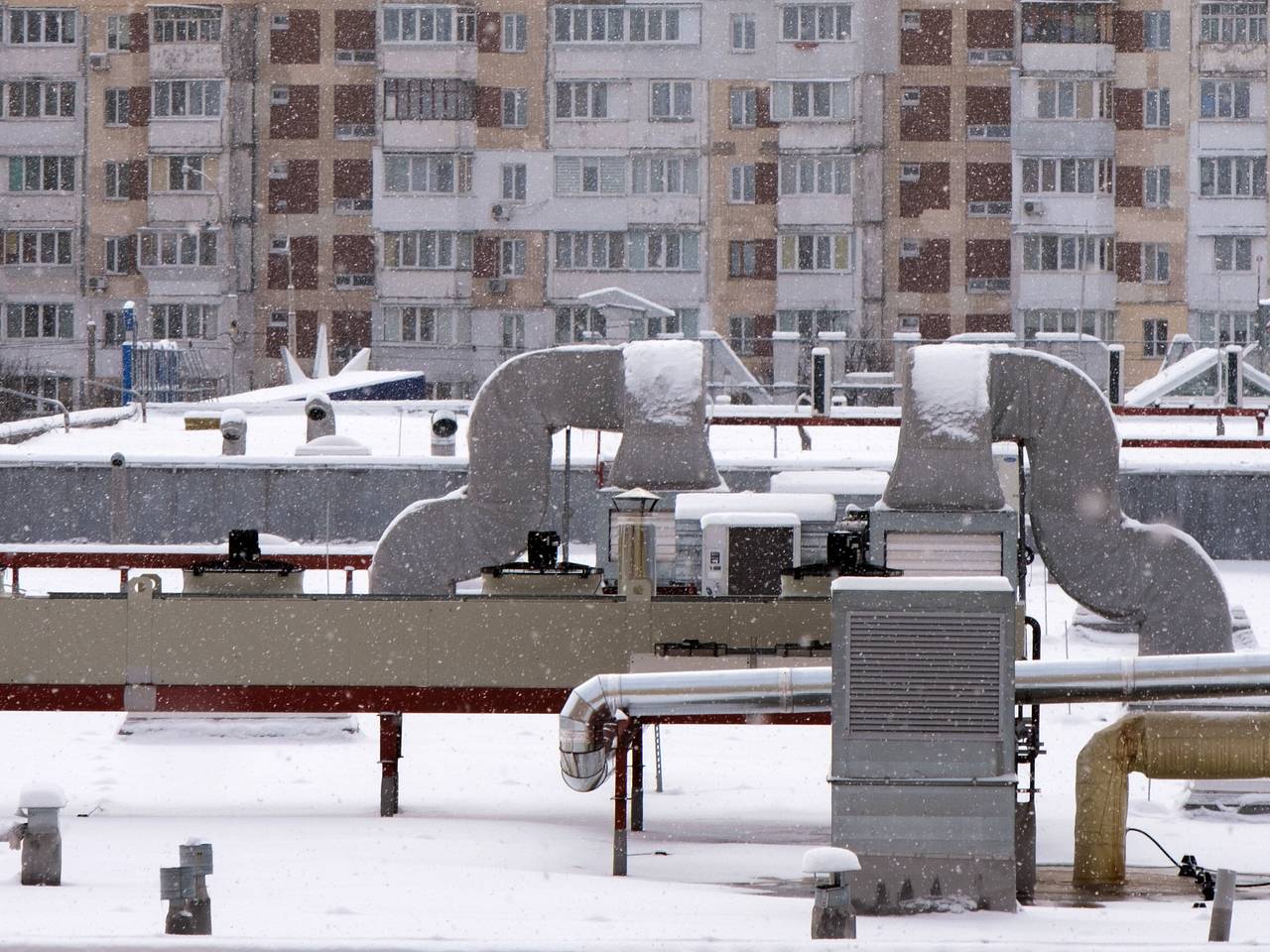 В Подмосковье подростки выпивали на крыше и решили сыграть в опасную игру:  Общество: Россия: Lenta.ru