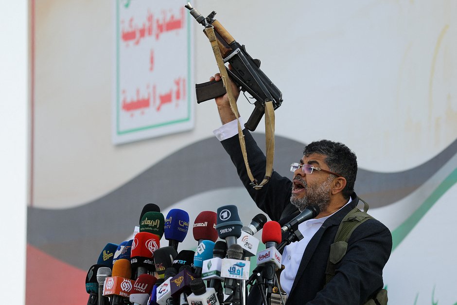 Мухаммед Али аль-Хуси, член высшего политического совета хуситов, выступает с оружием в руках на митинге против операции США и Великобритании в Йемене, Сана, Йемен, 12 января 2024 года