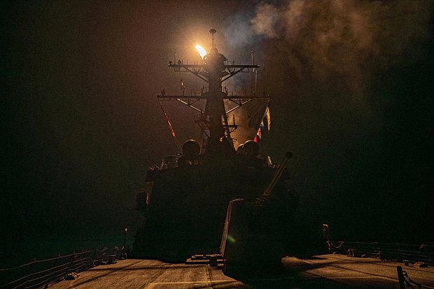 Момент запуска ракеты с военного корабля во время операции международной коалиции под руководством США против военных объектов в Йемене, Красное море, 12 января 2024 года