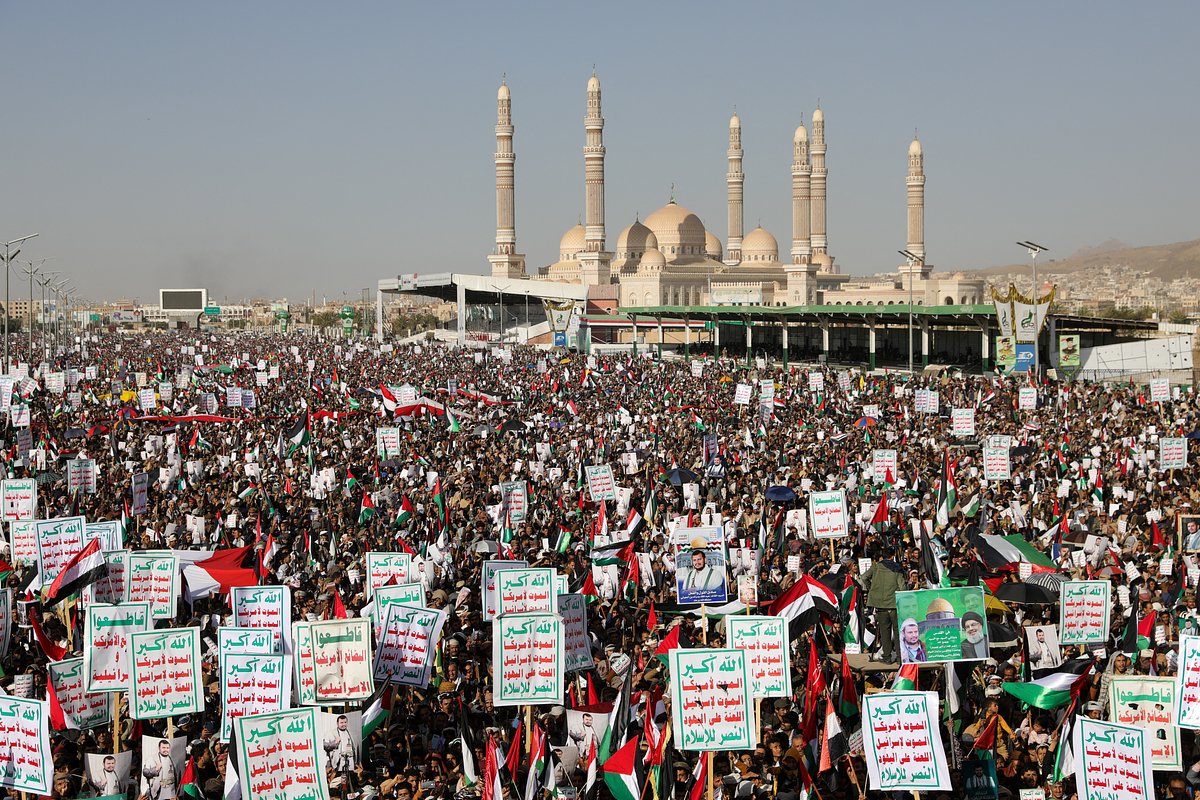 Сторонники хуситов митингуют в Сане, Йемен, 12 января 2024 года