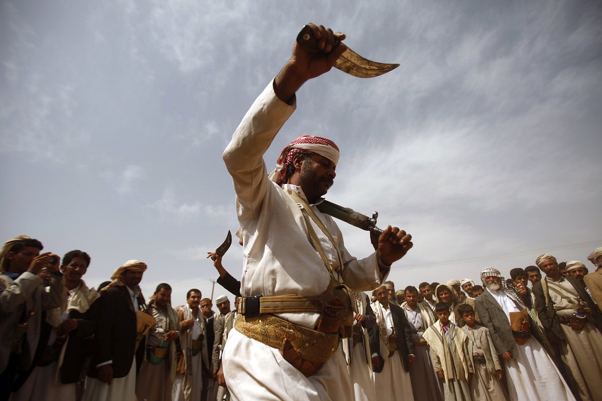 Член племени, верный шиитской повстанческой группировке аль-Хути, исполняет традиционный танец Бараа в северо-западной йеменской провинции Саада, на границе с Саудовской Аравией, 12 июля 2012 года