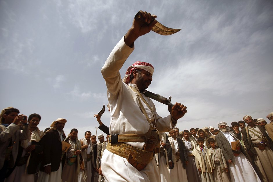 Член племени, верный шиитской повстанческой группировке аль-Хути, исполняет традиционный танец Бараа в северо-западной йеменской провинции Саада, на границе с Саудовской Аравией, 12 июля 2012 года