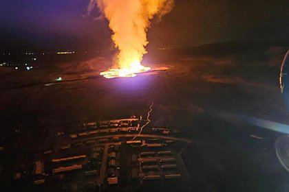 На юге Исландии лава извергающегося вулкана накрыла город