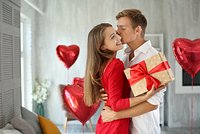 Что подарить любимым на 14 февраля в 2024 году: 25 идей презентов на День святого Валентина для девушек и парней