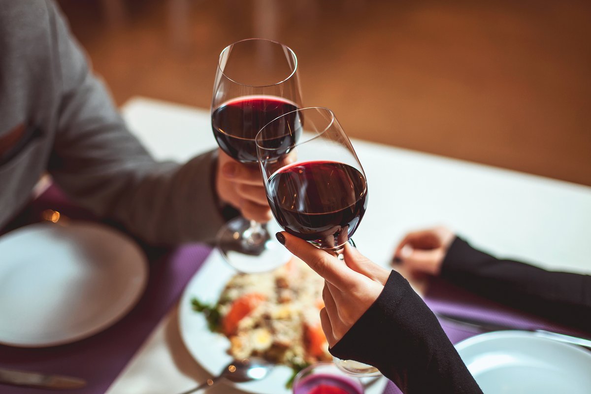 Ужин подписать. Бокал вина. Бокал вина на столе в ресторане. Бокал красного вина. Романтический ужин в ресторане.