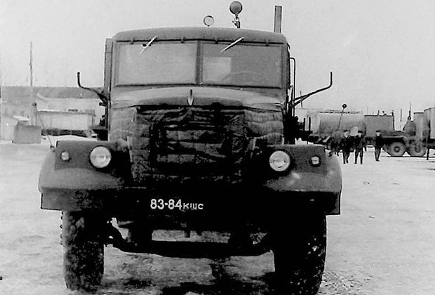 Один из грузовиков КрАЗ тампонажной конторы «Куйбышевнефти», расстрелянных беглыми сержантами Дорофеевым и Шурыгиным