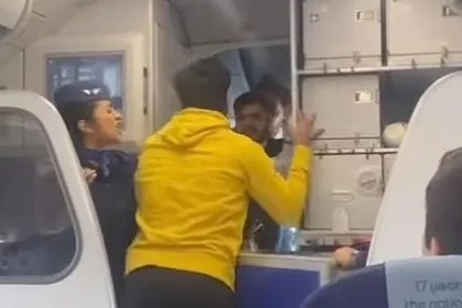 Пассажир дал пощечину пилоту из-за задержки рейса и попал на видео