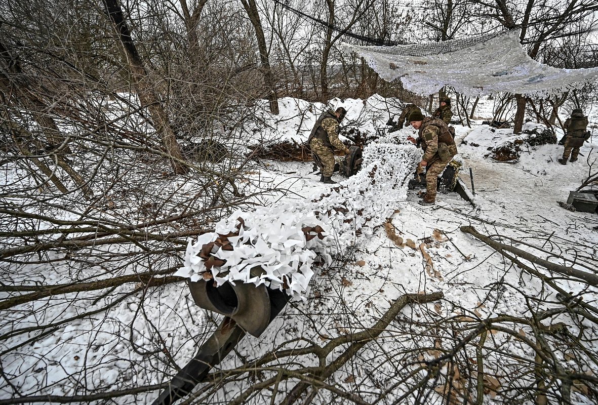 Украинские военнослужащие прикрывают гаубицу М777 после стрельбы, Запорожская область, 14 января 2024 года