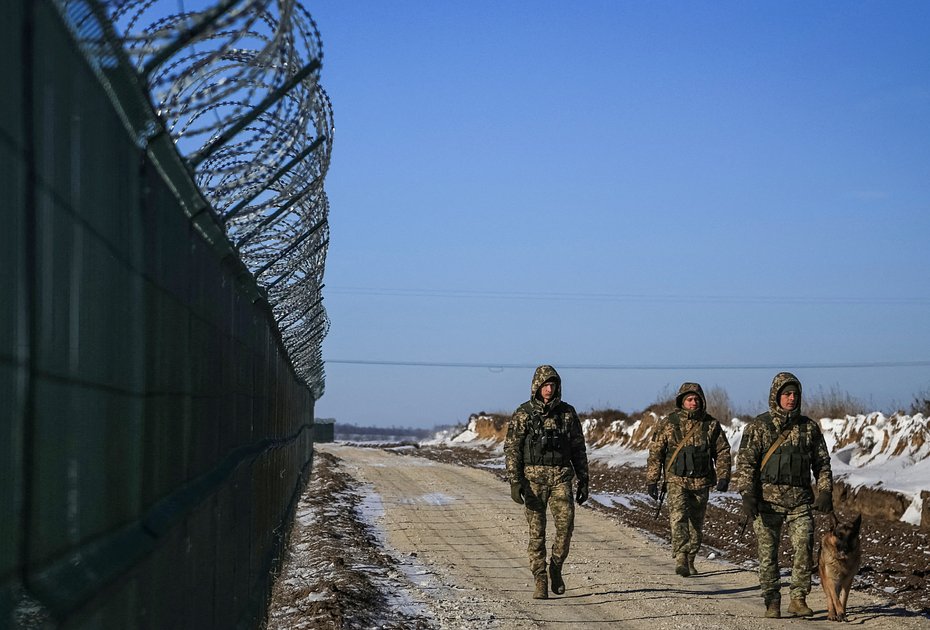 Сотрудники Государственной пограничной службы Украины патрулируют границу с Молдавией в Одесской области, 10 января 2024 года