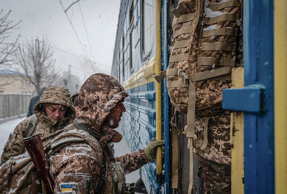 Украинский военнослужащий в Покровске садится на поезд, следующий в западную часть страны, 8 января 2024 года