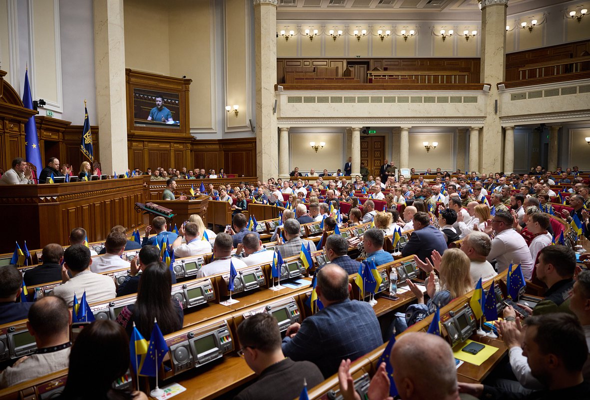 Президент Украины Владимир Зеленский присутствует на пленарном заседании Верховной Рады Украины в Киеве, 28 июня 2023 года