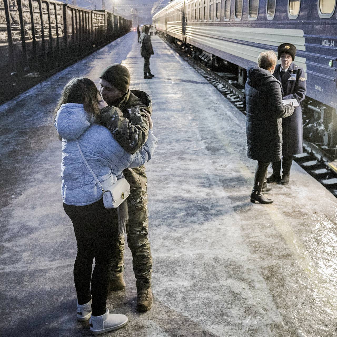 Рыжая проводница мастурбирует и писает в туалете поезда