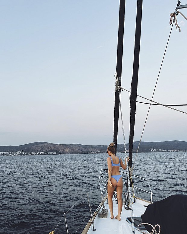 Саша Belair отдыхает на яхте