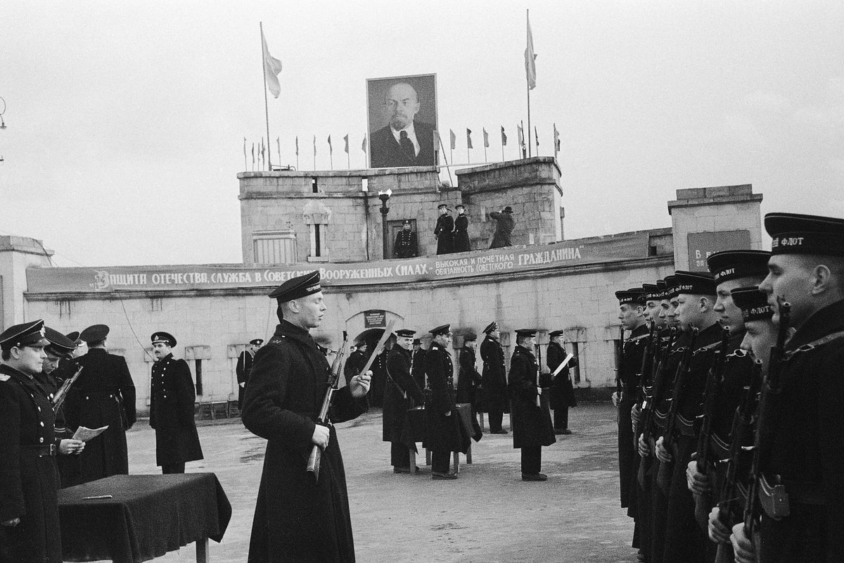 Матросы ВМФ СССР принимают воинскую присягу в День Советской армии и Военно-морского флота, 1964 год