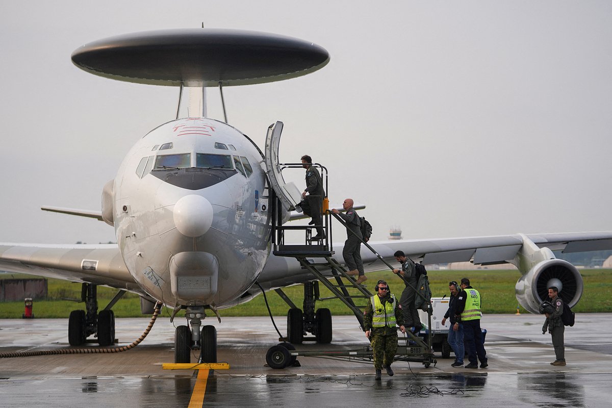 Члены экипажа садятся в самолет АВАКС (бортовой системы предупреждения и управления) НАТО перед наблюдательным полетом над восточным флангом альянса в Шяуляе, Литва, 30 сентября 2023 года