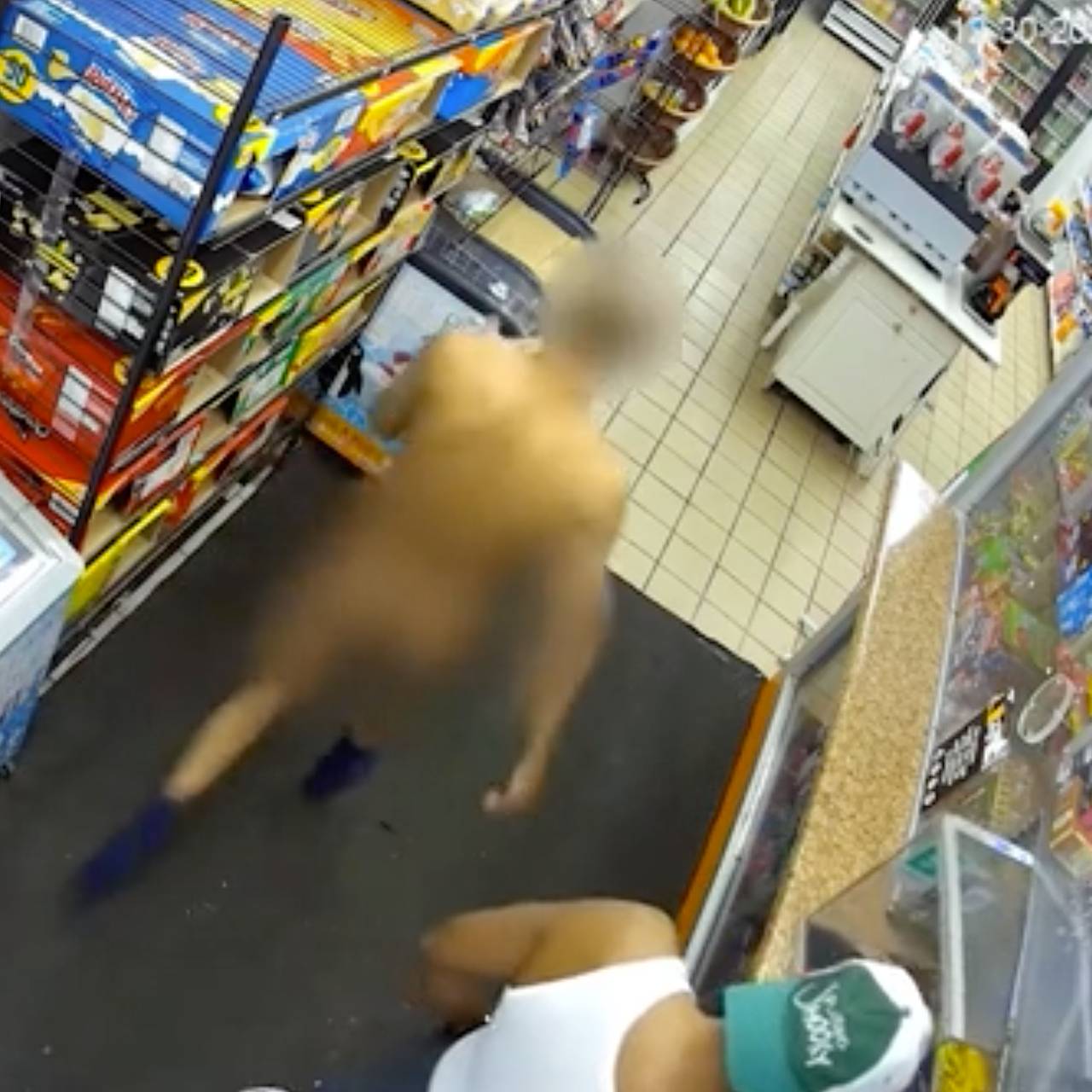 В Орле голый мужик пытался пробраться в магазин одежды