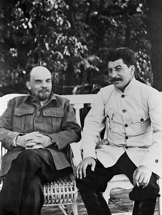 Владимир Ленин и Иосиф Сталин в Горках. 1 июня 1922 года