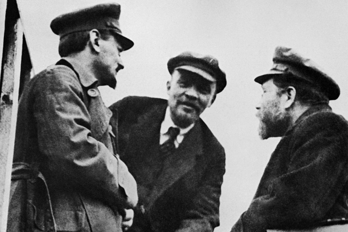 Лев Троцкий, Владимир Ленин и Лев Каменев (слева направо) в перерыве работы 2-го съезда III Интернационала. Москва. Площадь Свердлова. 5 мая 1920 года