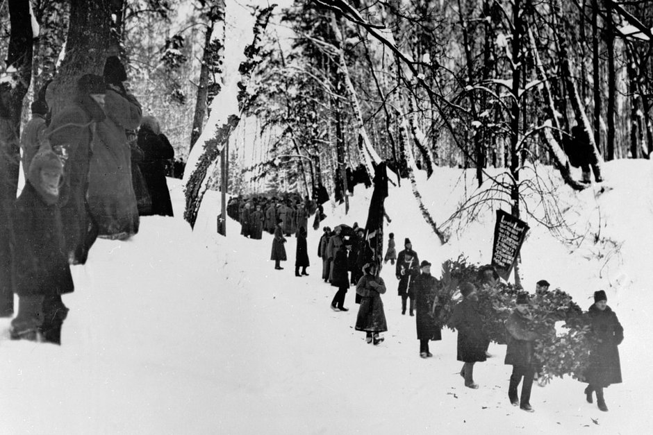 Траурное шествие с гробом В.И. Ленина к железнодорожной станции в Горках. 23 января 1924 года