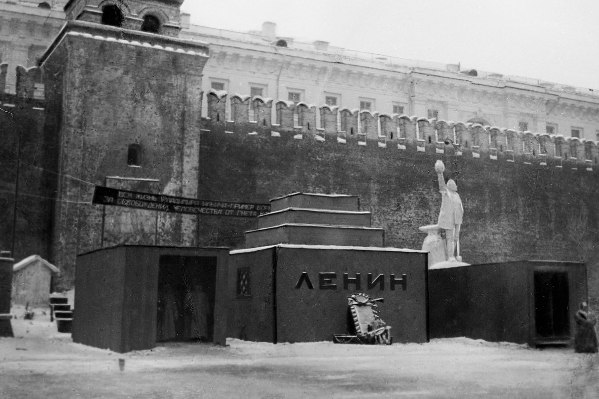 Первый деревянный временный Мавзолей В.И. Ленина. Возведен к дню похорон 27 января 1924 года по проекту архитектора Алексея Щусева