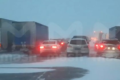 Сотни автомобилей застряли на российской трассе