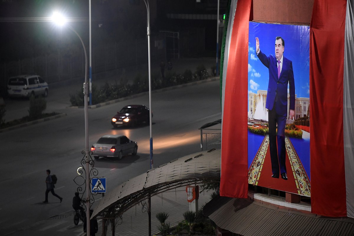 Фотография президента Таджикистана Эмомали Рахмона на пересечении улицы Айни и проспекта Вахдат в Бохтаре, 17 октября 2021 года