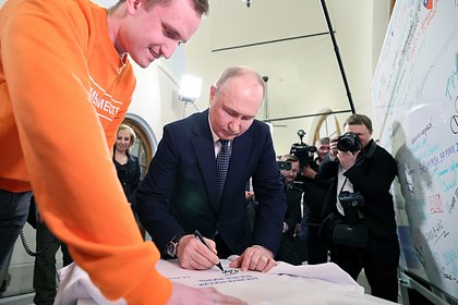 Путин посетил свой избирательный штаб