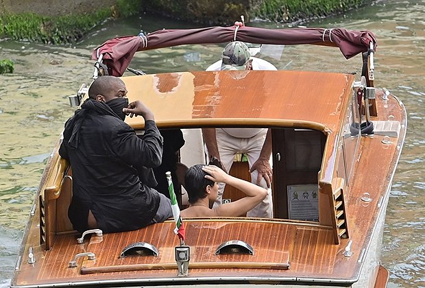 Итальянская публика заметила Канье Уэста сидящим на корме лодки «Мина» со спущенными штанами