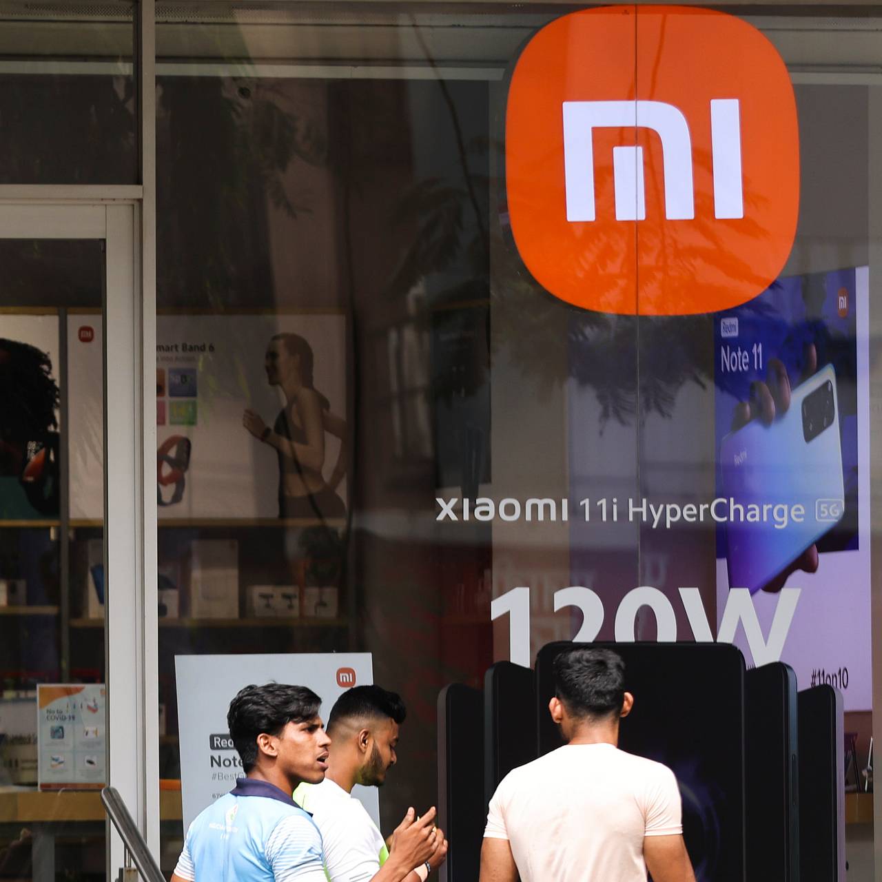 Xiaomi выпустит раскладушку со спутниковой связью: Гаджеты: Наука и  техника: Lenta.ru