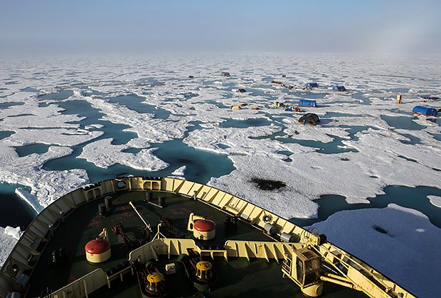 Вид на российскую сезонную дрейфующую станцию «Северный полюс-2015» с борта ледокола «Капитан Драницын». Станция досрочно эвакуирована в связи с таянием льдины, на которой она размещалась. Арктика, 2015 год 