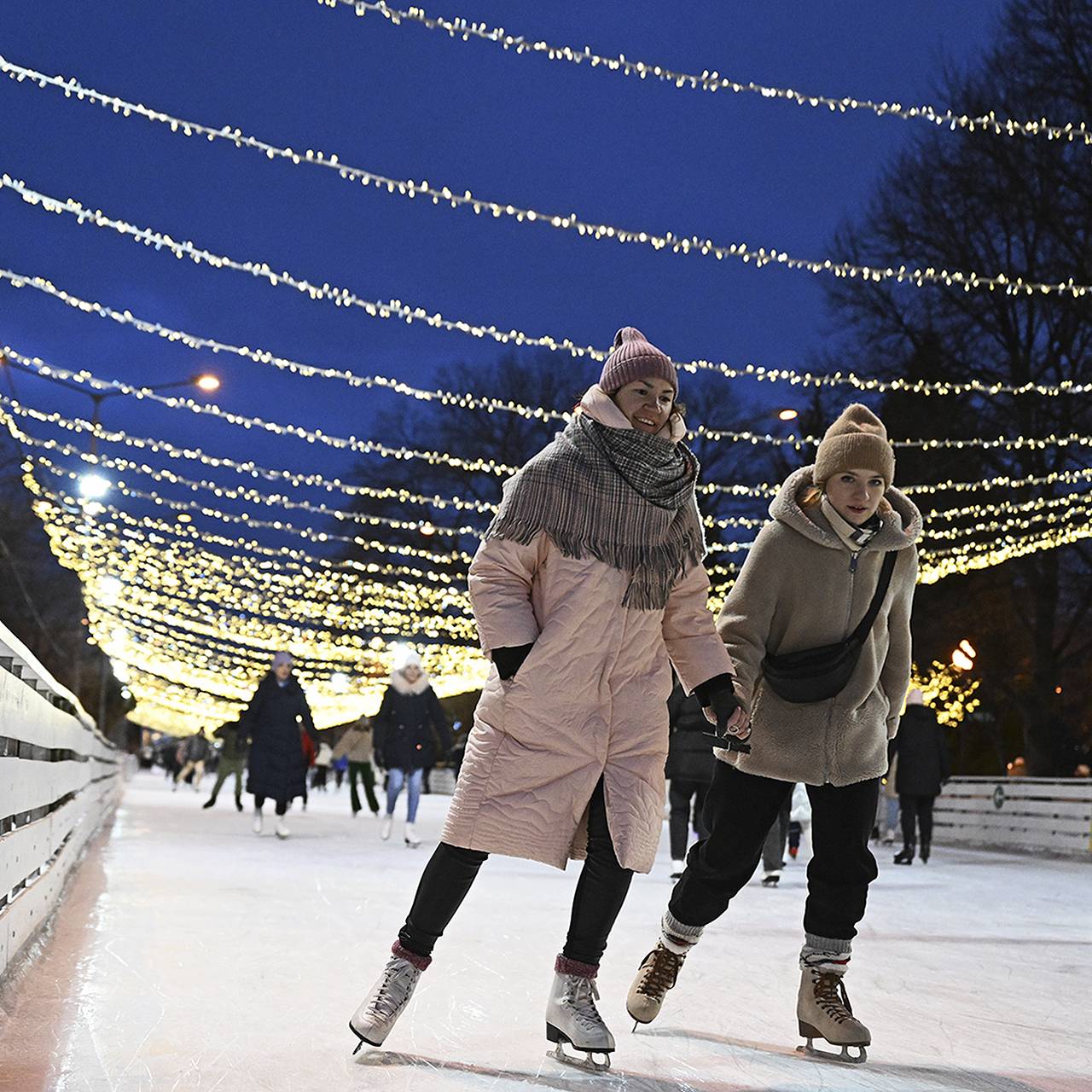 Обучение катанию на коньках в парках Москвы 2023