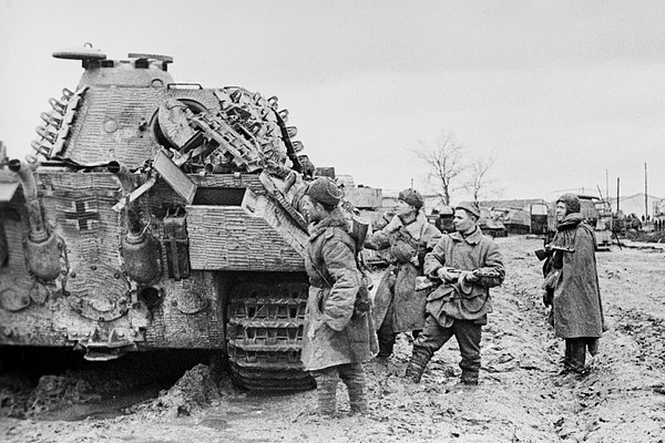 Бойцы 2-го Украинского фронта осматривают немецкий танк «Пантера», 1944 год 