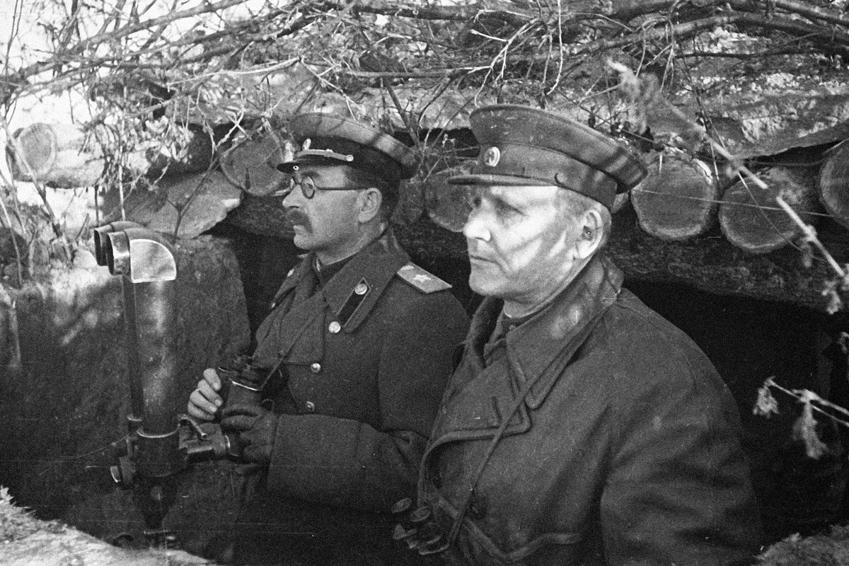 Командующий 2-м Украинским фронтом маршал Советского Союза Иван Конев (справа) и командующий 5-й гвардейской танковой армией маршал бронетанковых войск Павел Ротмистров на наблюдательном пункте, 1944 год