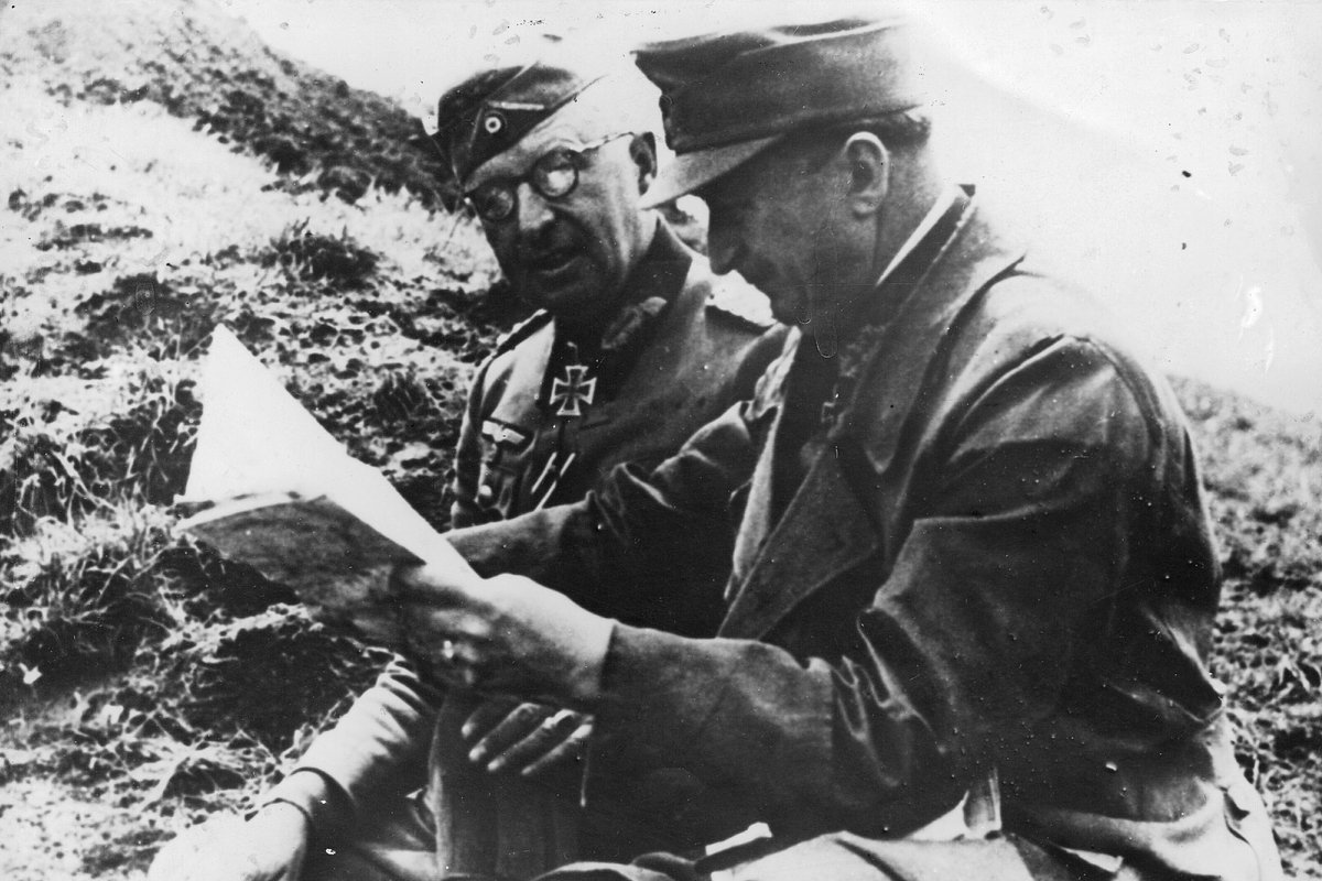 Эрих фон Манштейн (слева) изучает документ