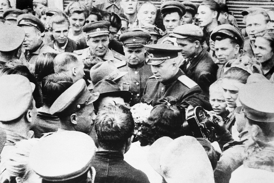 Генерал Никита Хрущев (в центре) перед митингом в честь освобождения Львова, 27 июля 1944 года