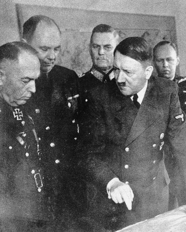Адольф Гитлер с румынским диктатором Йоном Антонеску, 1944 год