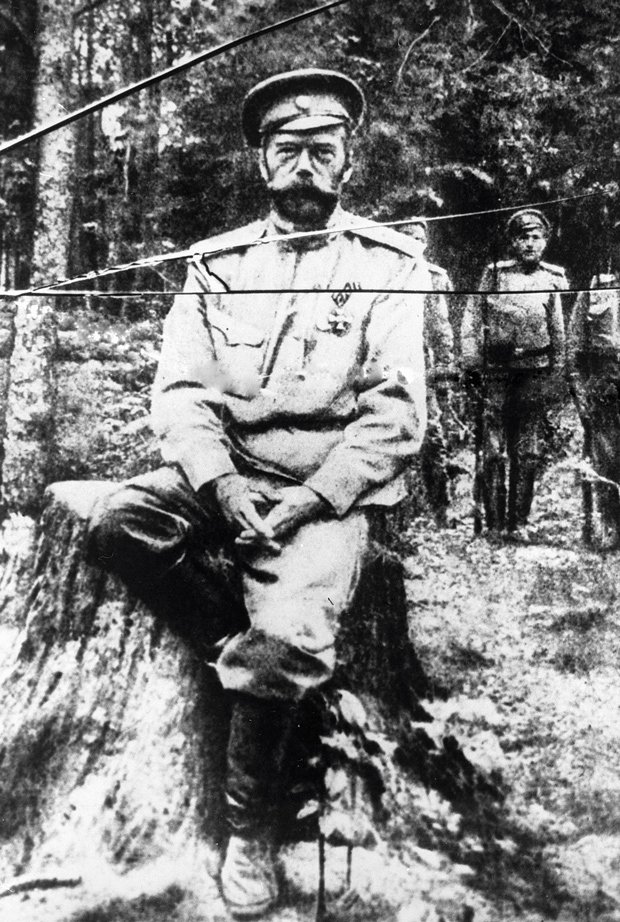 Одна из последних фотографий российского императора Николая II, сделанная перед его ссылкой в Тобольск в августе 1917 года. Уже в июле 1918 года его расстреляют вместе с семьей.