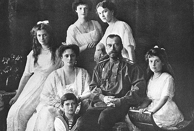 Российский император Николай II с семьей.
