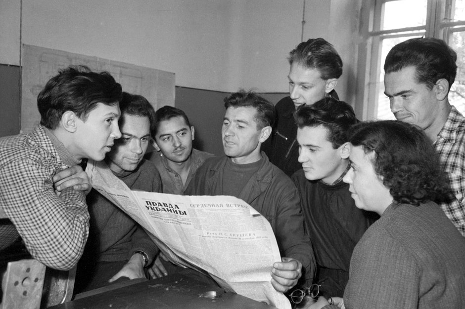 Рабочие знакомятся с материалами XXI съезда КПСС, январь 1959 года 