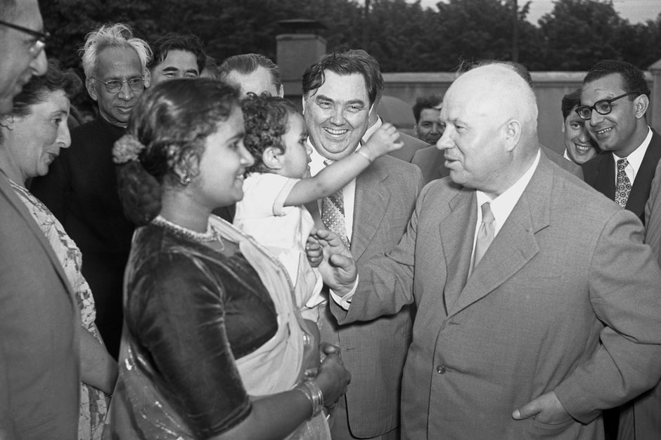 Индийскую делегацию приветствуют Никита Хрущев и Георгий Маленков, 1956 год 