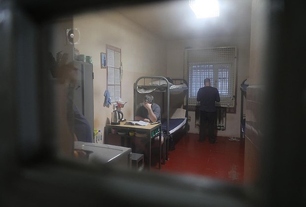 Заключенные в камере СИЗО
