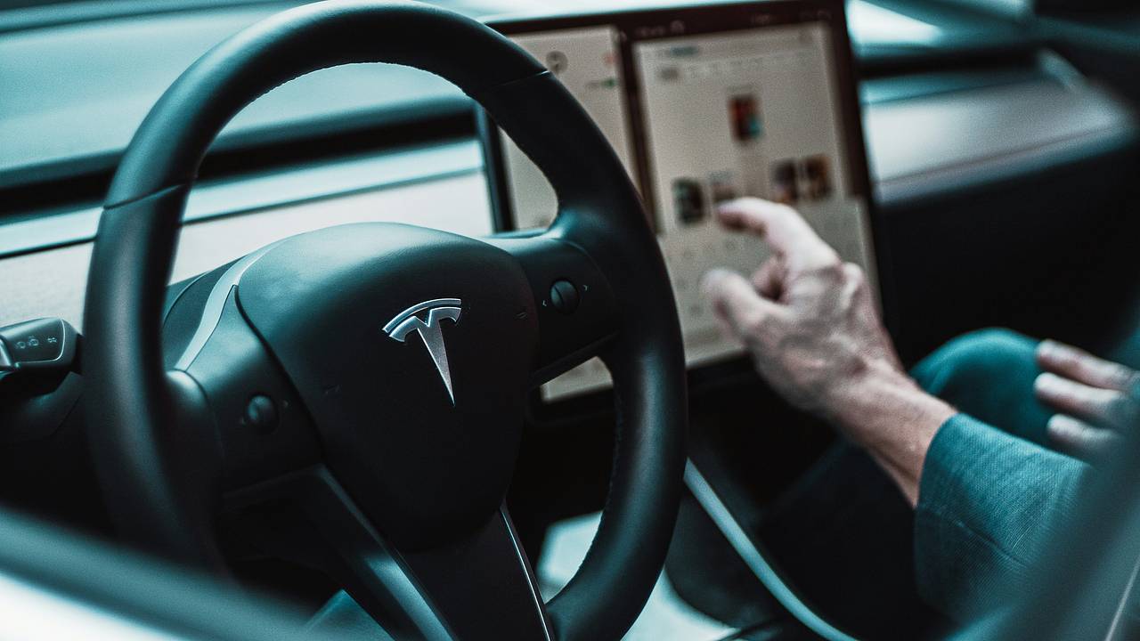 Автомобилями Tesla будет управлять ИИ: Техника: Наука и техника: Lenta.ru