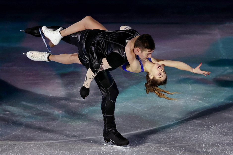 Анастасия Мишина и Александр Галлямов на гала-выступлении после Олимпийских игр в Пекине в 2022 году