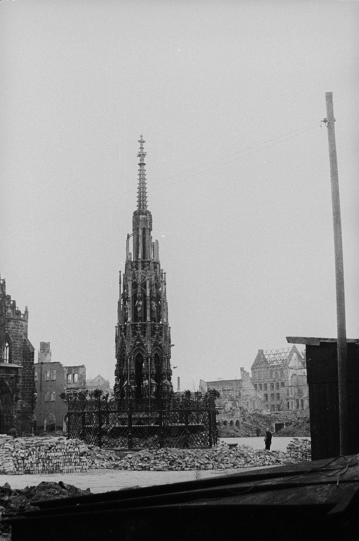 Разрушенный бомбардировками центр Нюрнберга. Фонтан на бывшей площади Адольфа Гитлера (нем. Adolf-Hitler-Platz), ранее рыночной площади