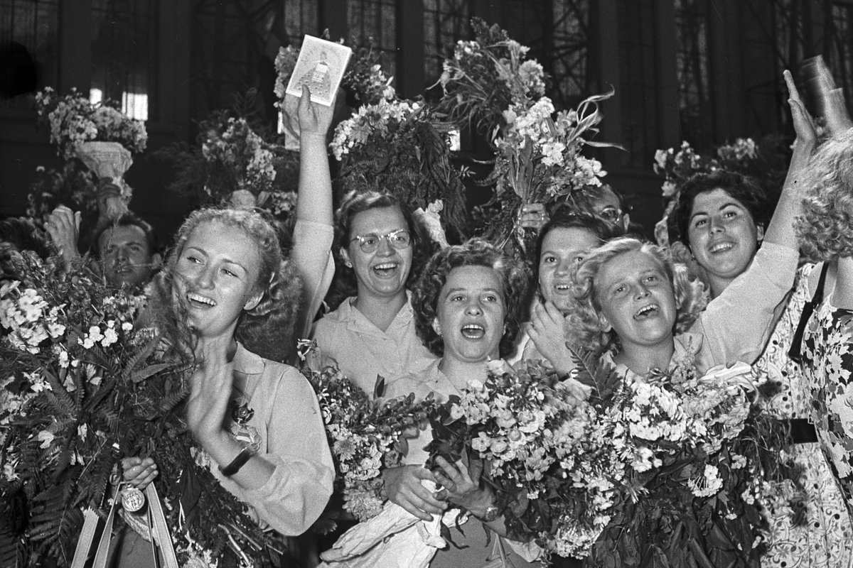 Встреча участников фестиваля молодежи на Киевском вокзале, 1957 год