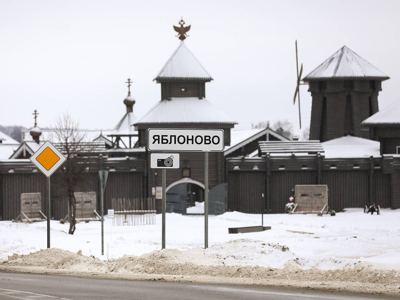 Экипаж рухнувшего под Белгородом Ил-76 увел падающий самолет от жилых домов:  Происшествия: Россия: Lenta.ru