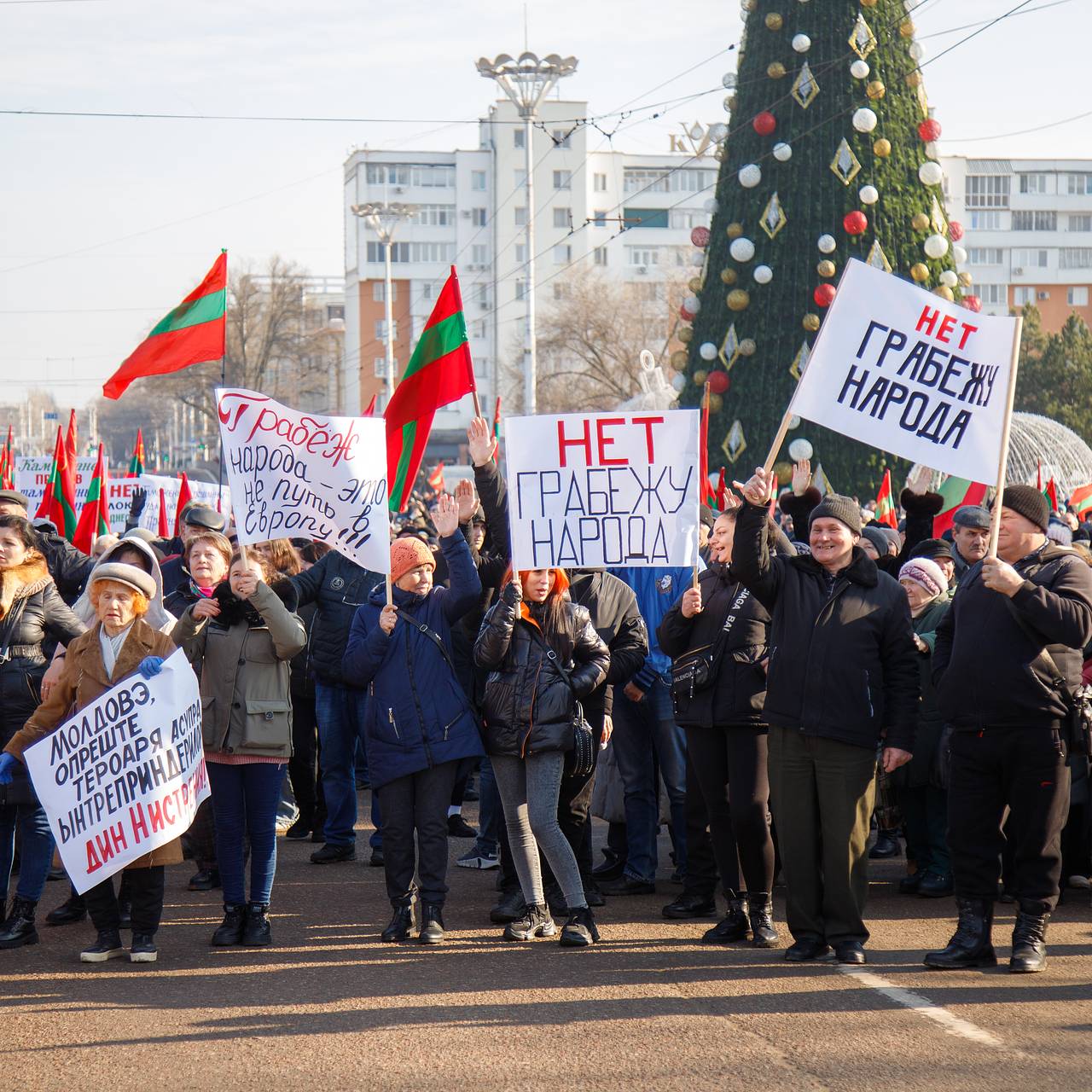 В Приднестровье тысячи человек вышли на митинг против давления Кишинева:  Молдавия: Бывший СССР: Lenta.ru