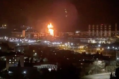 На побережье Черного моря горел нефтеперерабатывающий завод. Во время пожара закрывали аэропорт Сочи