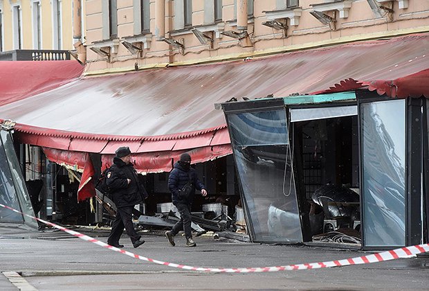 Последствия теракта в кафе Street Food Bar №1 на Университетской набережной Санкт-Петербурга